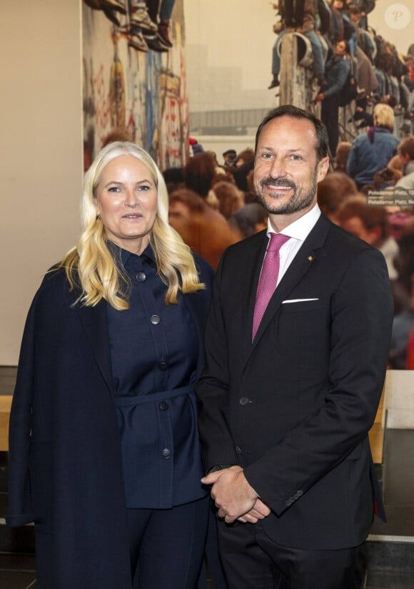 Photo : Le prince Haakon et la princesse Mette-Marit de Norvège sont mariés depuis plusieurs décénnies maintenant. Le prince Haakon et la princesse Mette-Marit de Norvège visitent le mémorial du mur de