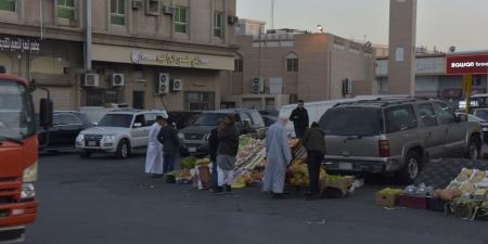 فوضى الباعة الجائلين.. بضائع مجهولة على أسوار سوق الدمام المركزي - جورنالك السعودي