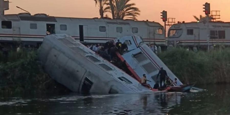 عاجل | تصادم قطارين في المنيا وسقوط العربات "في الترعة" - جورنالك