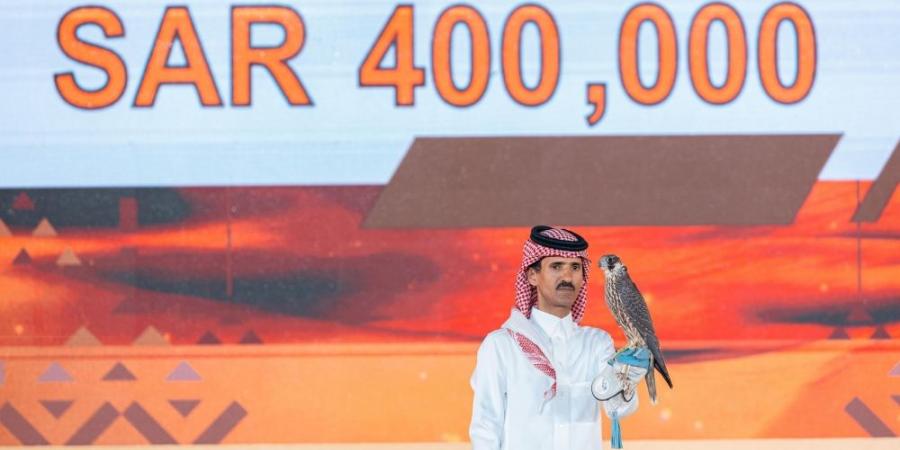 مزاد نادي الصقور السعودي 2024 يشهد بيع 5 صقور في الليلة التاسعة - جورنالك السعودي