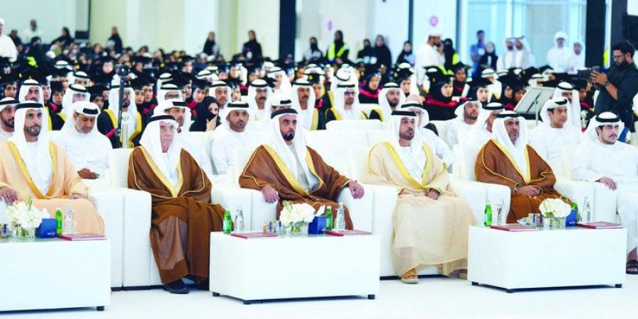 سيف بن زايد يشهد حفل تخريج الدفعة الـ 43 من طلبة جامعة الإمارات - جورنالك