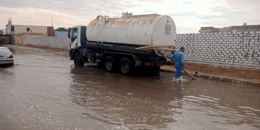 فرق الطوارئ تواصل عملها بالمناطق المتضررة بالأمطار بمرسى مطروح - جورنالك