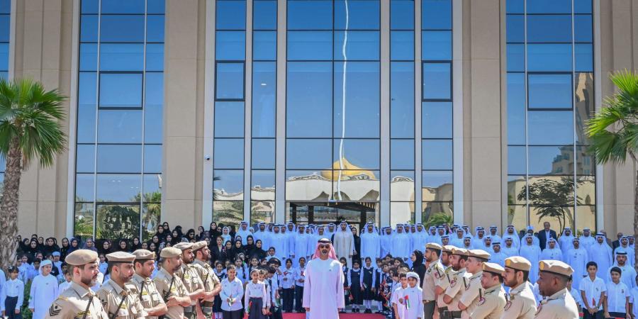 عمار بن حميد يرفع علَم الإمارات في مبنى الجهات الحكومية بعجمان - جورنالك