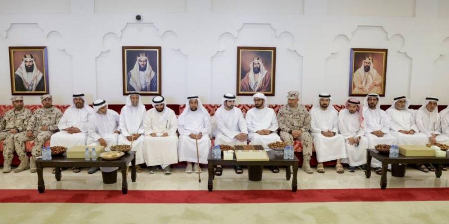 حمدان بن محمد يقدم واجب العزاء في وفاة والدة القائد العام لشرطة أبوظبي - جورنالك في الجمعة 03:56 مساءً