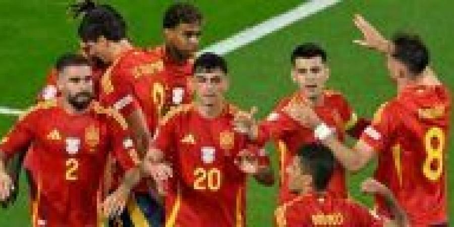 لاعب برشلونة يظهر مع مدرب اسبانيا في المؤتمر الصحفي - جورنالك الرياضي