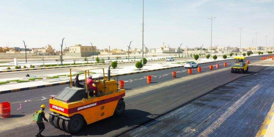 النعيرية.. استمرار سفلتة طريق الدمام - حفر الباطن بطول 2400 متر - جورنالك السعودي