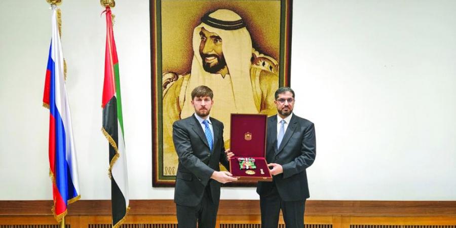 رئيس الدولة يمنح مساعد رئيس  روسيا المعني بالمناخ وسام زايد الثاني من الطبقة الأولى - جورنالك