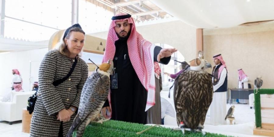 السفيرة الفنلندية تطّلع على مجريات سباق الملواح في مهرجان الصقور - جورنالك السعودي