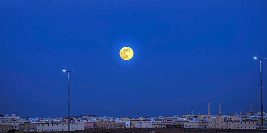 الأخير في 2024.. "القمر البارد" يزين سماء الحدود الشمالية - جورنالك السعودي