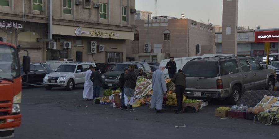 فوضى الباعة الجائلين.. بضائع مجهولة على أسوار سوق الدمام المركزي - جورنالك السعودي