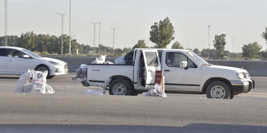 صور.. فوضى ”السوق العشوائية“ تشوه طريق مطار الملك فهد بالدمام - جورنالك السعودي