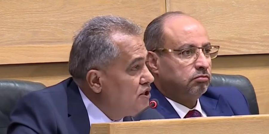 هميسات عن حكومة بشر الخصاونة: كانت بياعة كلام.. واستهجن قيام الوزير العودات بالتواصل مع موظف #عاجل - جورنالك