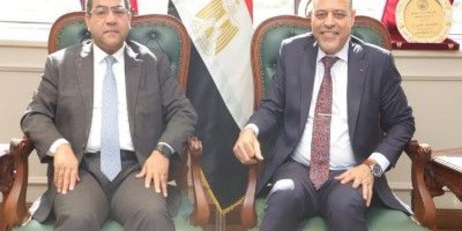 وزير العمل يبحث آليات تنفيذ سد العجز الوظيفي مع رئيس "الجهاز المر - جورنالك