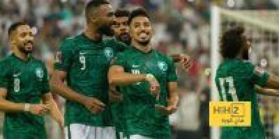 لاعب المنتخب السعودي يرفع شعار التحدي قبل مواجهة اليمن - جورنالك الرياضي