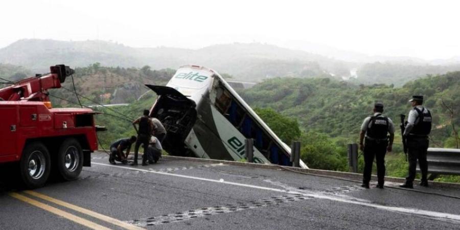 09:54 مصرع 8 أشخاص إثر حادث تصادم بين حافلة وشاحنة بالمكسيك - جورنالك