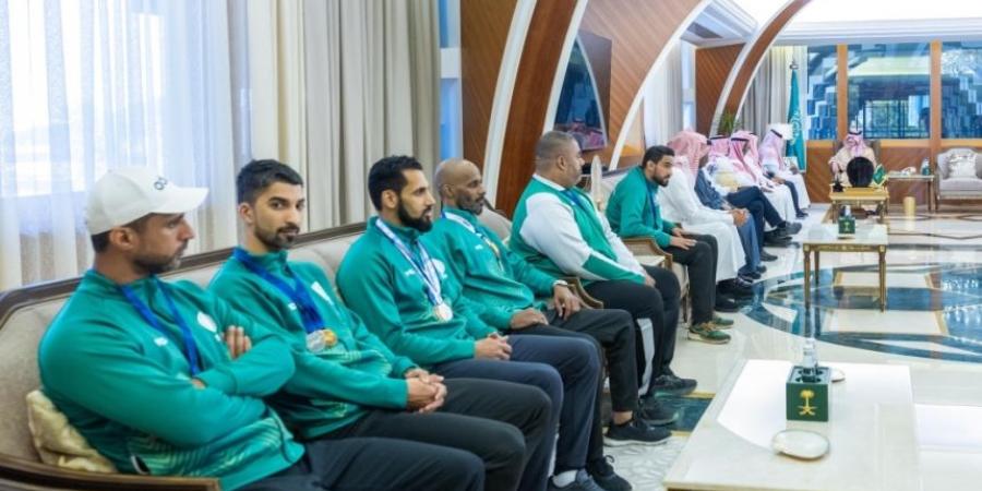 أمير الشرقية يستقبل ويكرّم لاعبي منتخب الأساتذة لألعاب القوى  - جورنالك السعودي