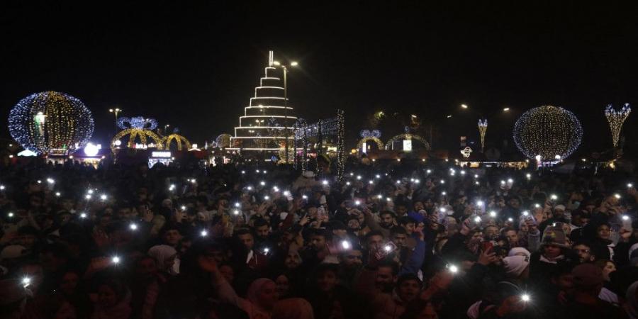 مئات السوريين يستقبلون في ساحة الأمويين بدمشق العام الجديد يحدوهم "الأمل" - جورنالك