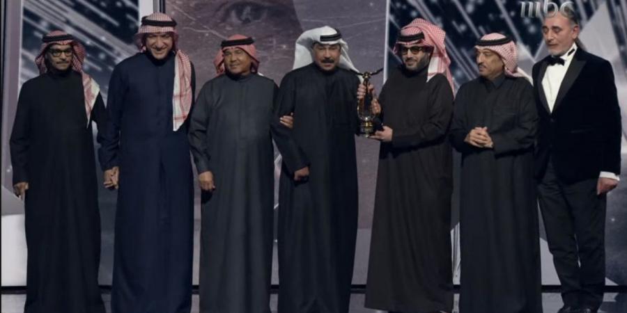 لحظة مؤثرة للغاية في Joy Awards خلال تكريم عبدالله الرويشد ولفتة رائعة من تركي آل الشيخ - جورنالك